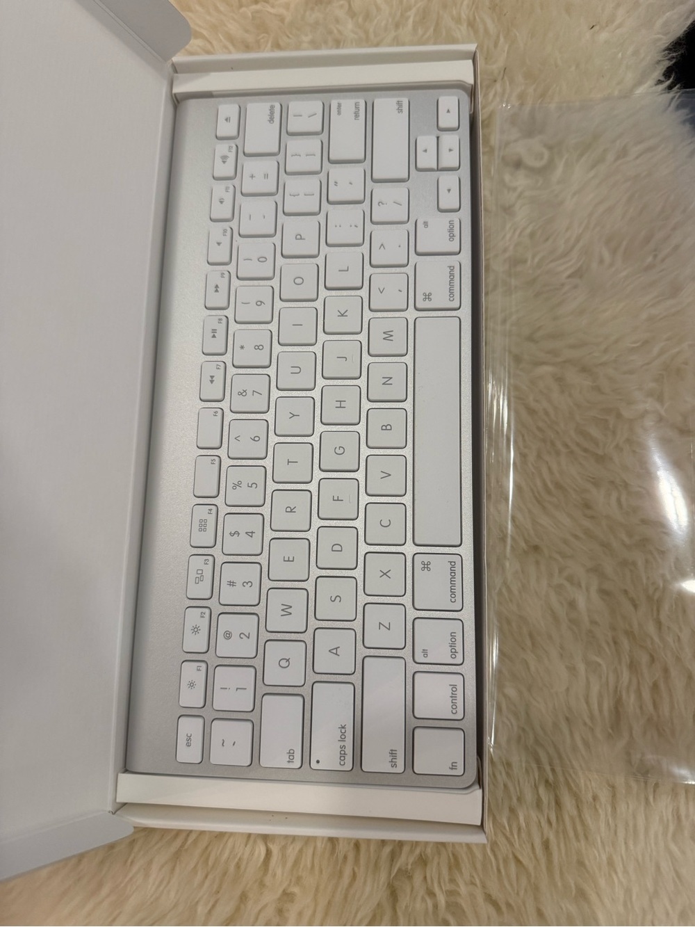 Apple Silver Wireless Keyboard - Picture 3 of 4